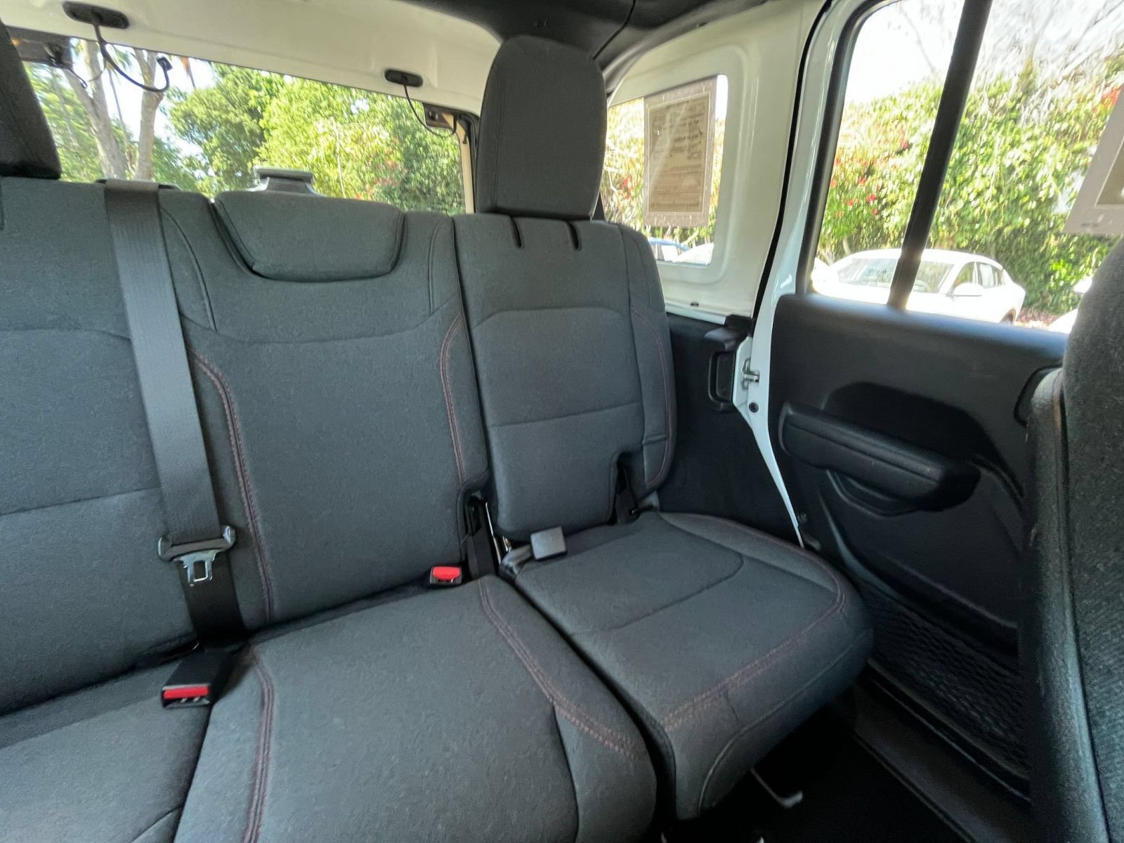 Used 2025 Jeep Wrangler Unlimited Rubicon AWD/4WD image 36