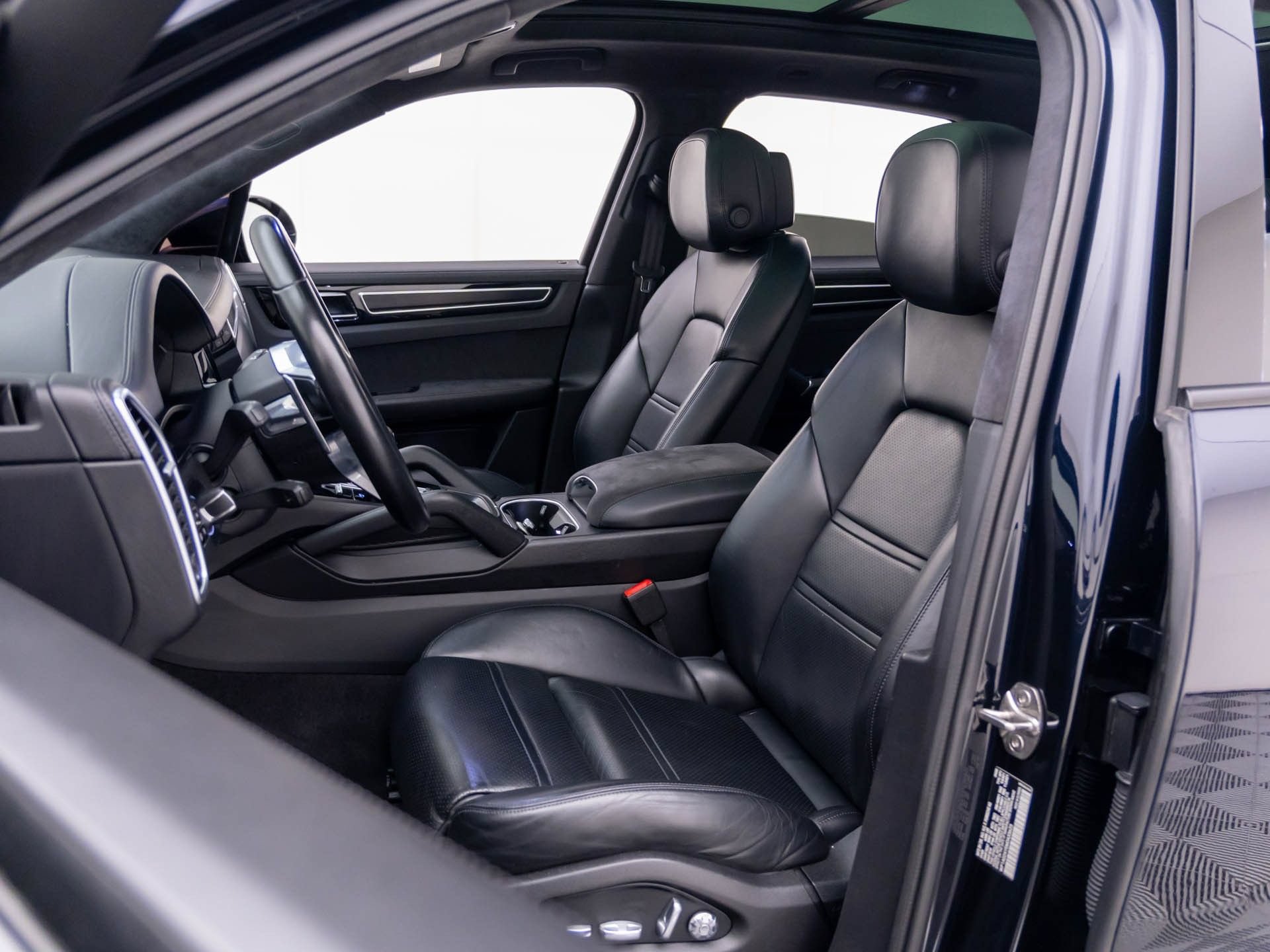 Used 2021 Porsche Cayenne GTS AWD/4WD image 5