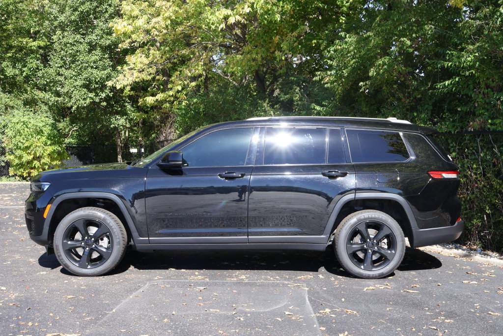 Used 2023 Jeep Grand Cherokee L Laredo AWD/4WD image 4