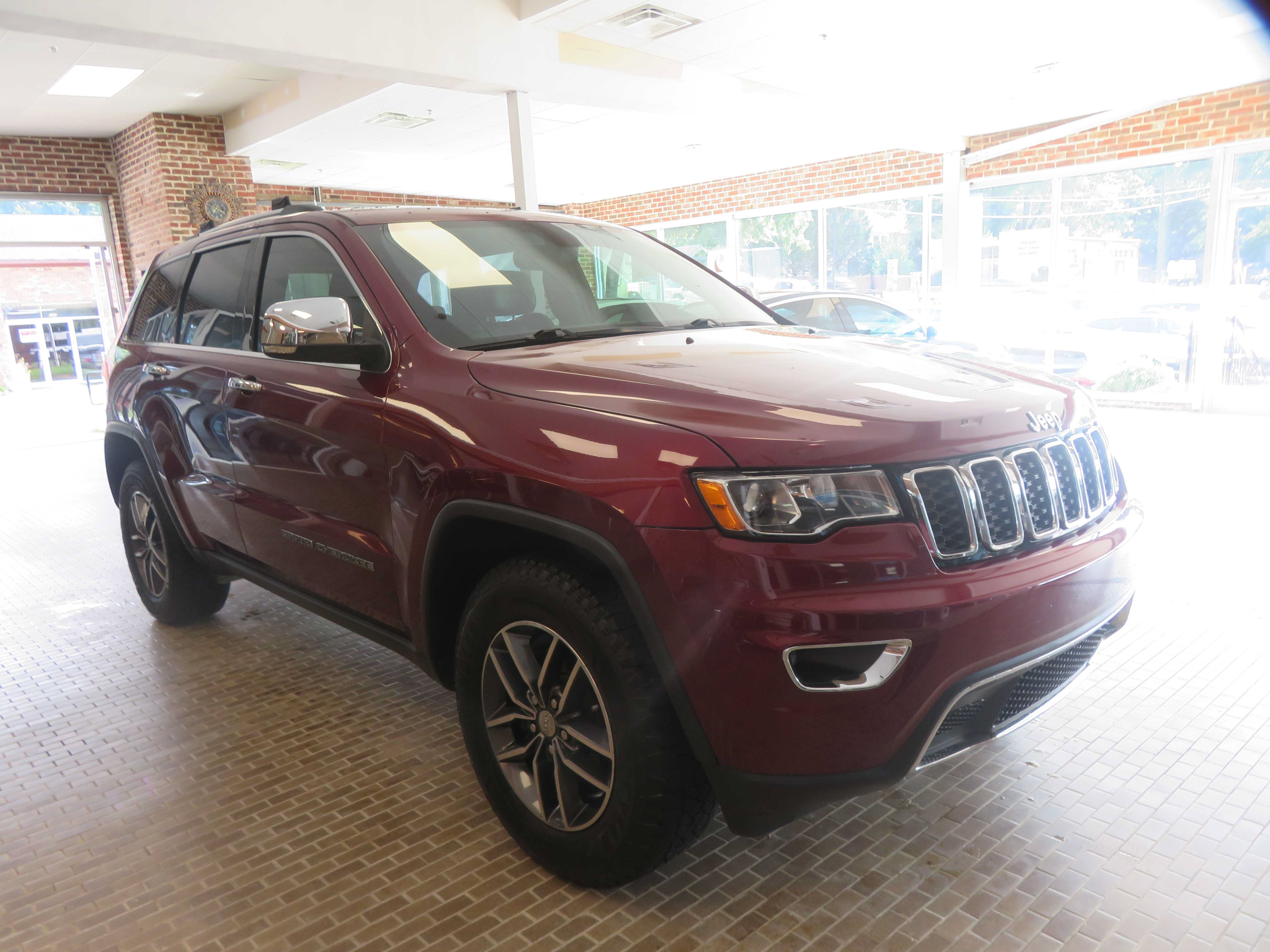 Used 2017 Jeep Grand Cherokee Limited AWD/4WD image 3