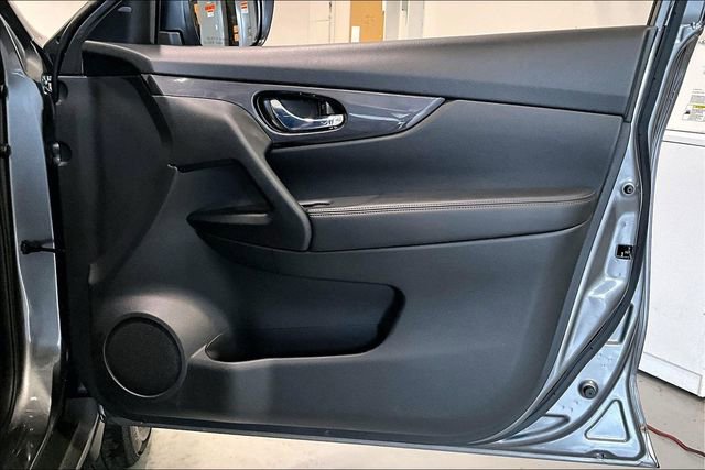 Used 2019 Nissan Rogue SV w/ Premium Package image 28