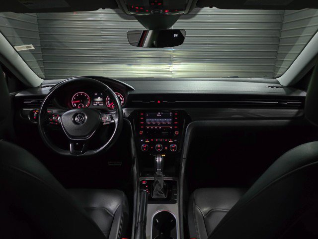 Used 2020 Volkswagen Passat 2.0T R-Line image 11