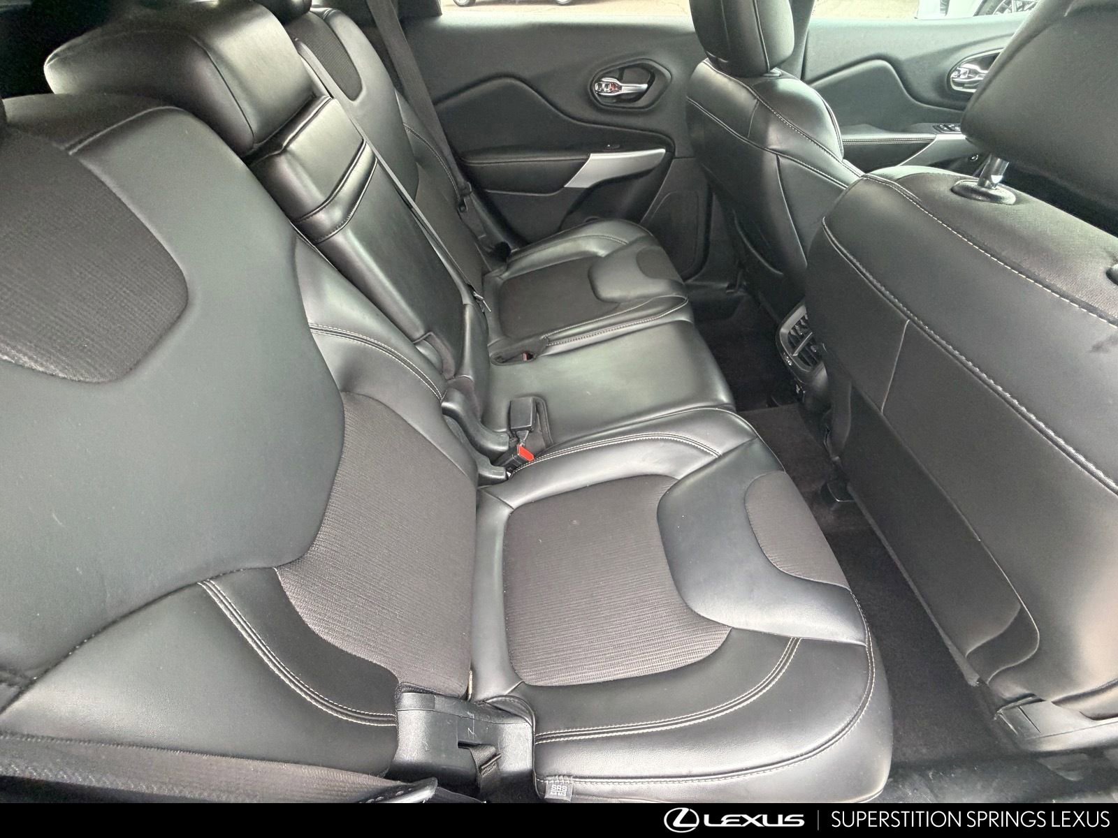 Used 2018 Jeep Cherokee Latitude Plus w/ Comfort/Convenience Group FWD image 13