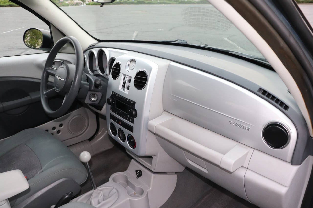 Used 2009 Chrysler PT Cruiser FWD image 15
