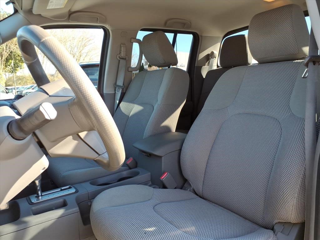 Used 2017 Nissan Frontier SV image 9