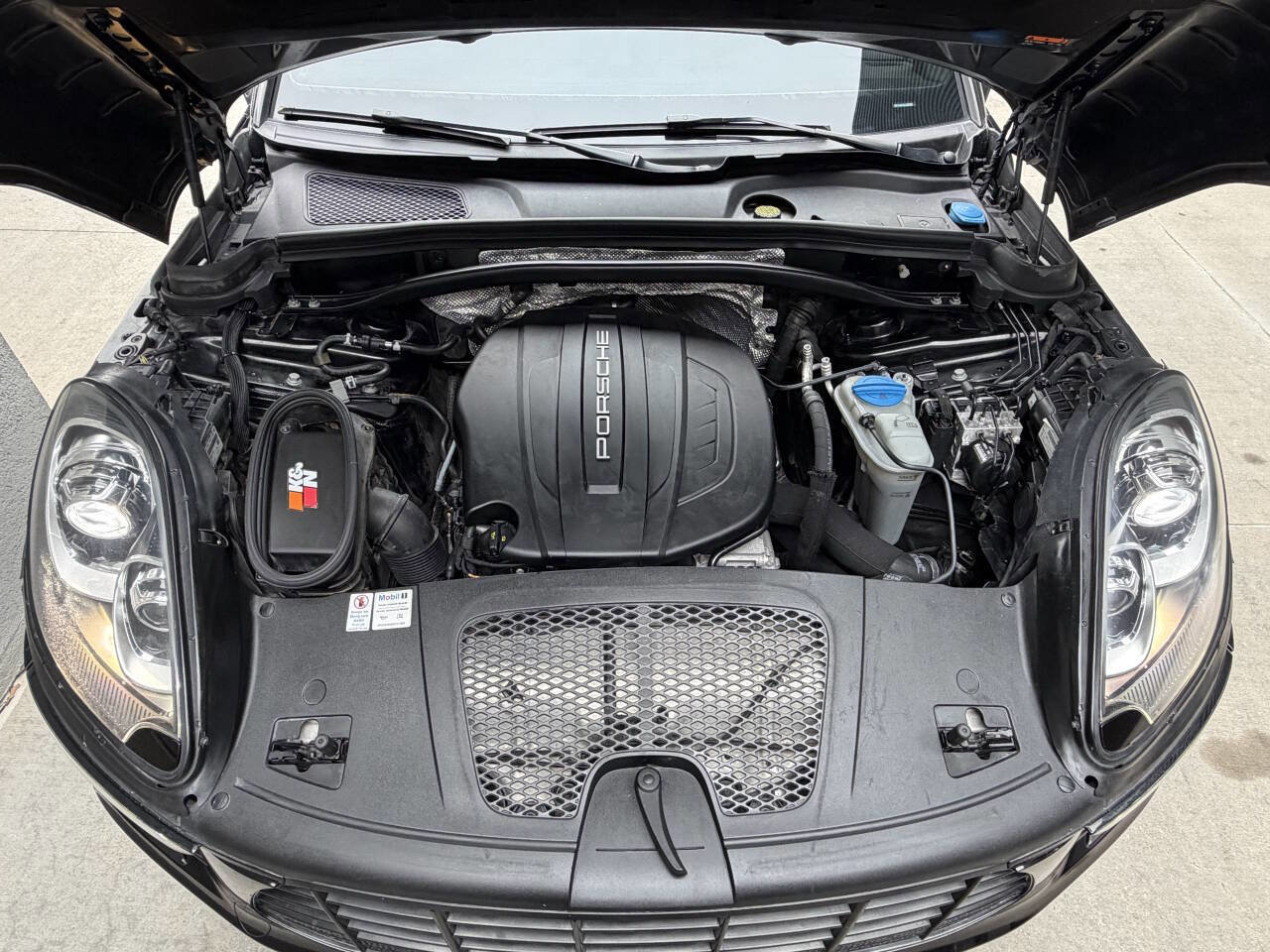 Used 2018 Porsche Macan Base AWD 4dr SUV image 14