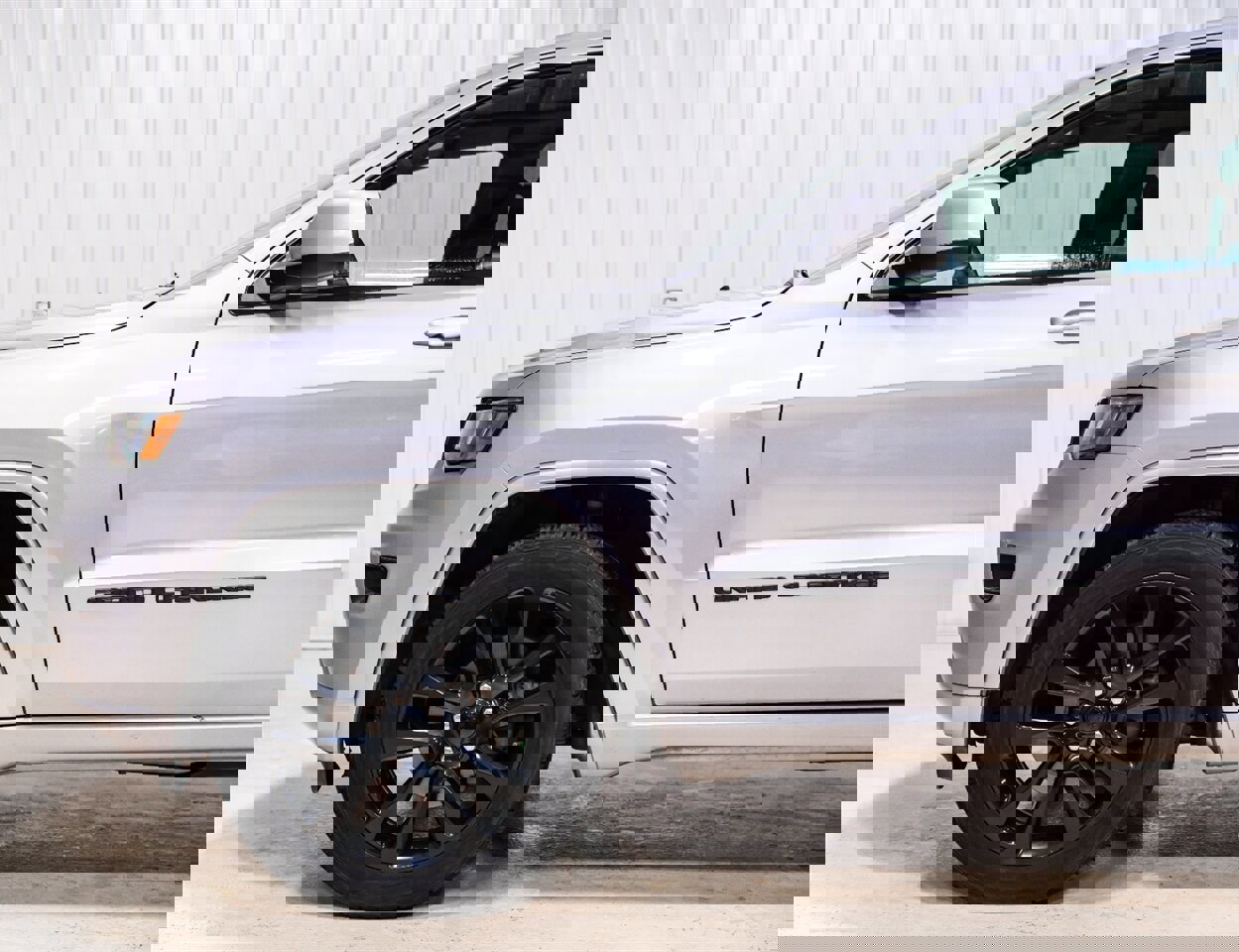 Used 2018 Jeep Grand Cherokee Altitude image 4