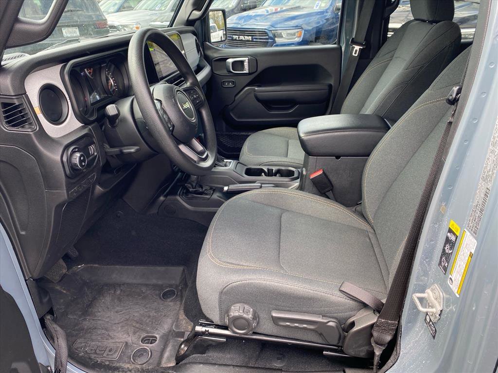 Used 2024 Jeep Gladiator Sport AWD/4WD image 9