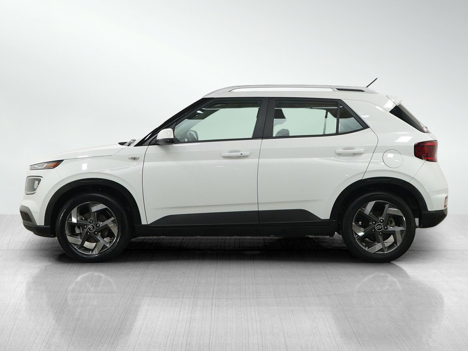 Used 2024 Hyundai Venue SEL FWD image 2