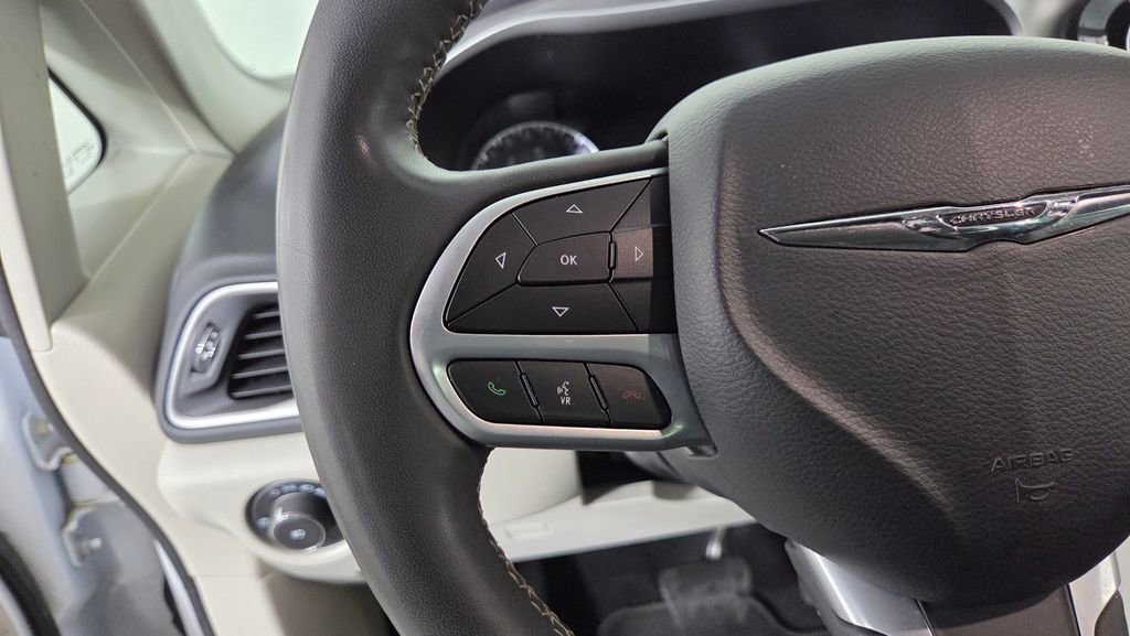 Used 2022 Chrysler Pacifica Touring-L image 18