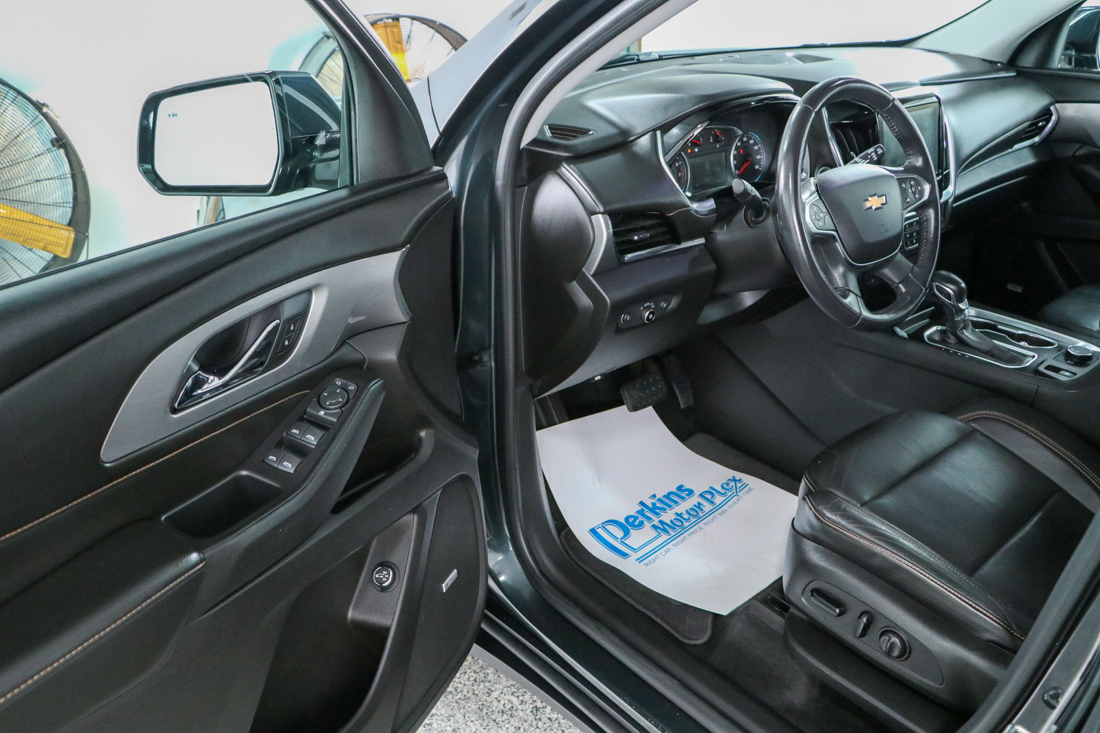 Used 2018 Chevrolet Traverse LT FWD image 3