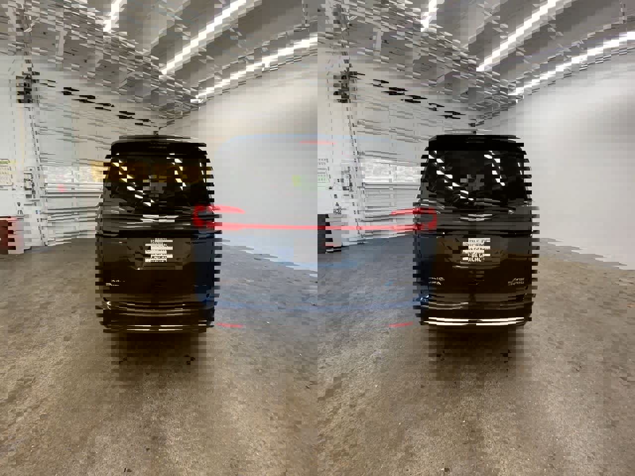 Used 2023 Chrysler Pacifica Touring-L image 5