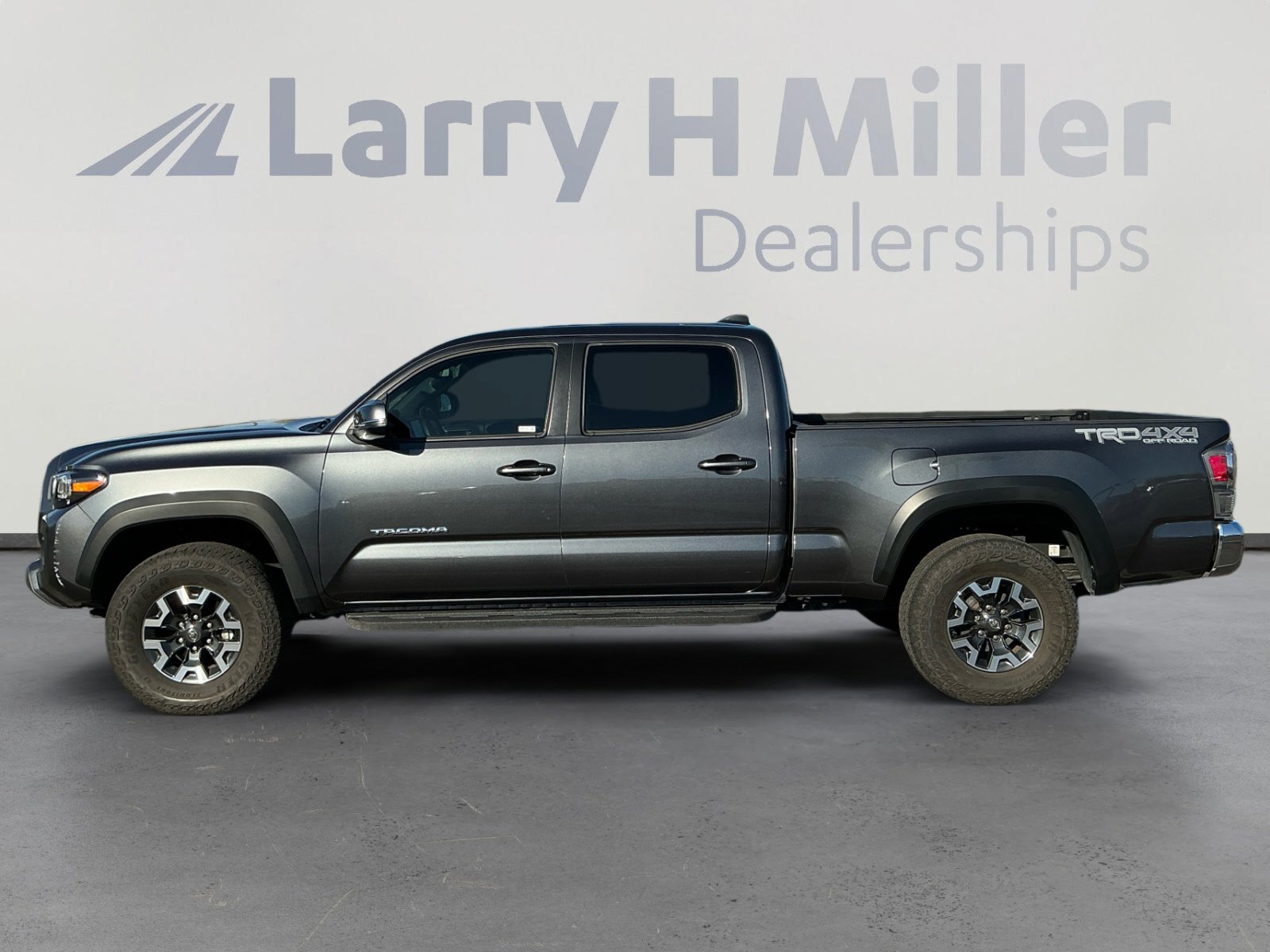 Used 2023 Toyota Tacoma TRD Off-Road image 2