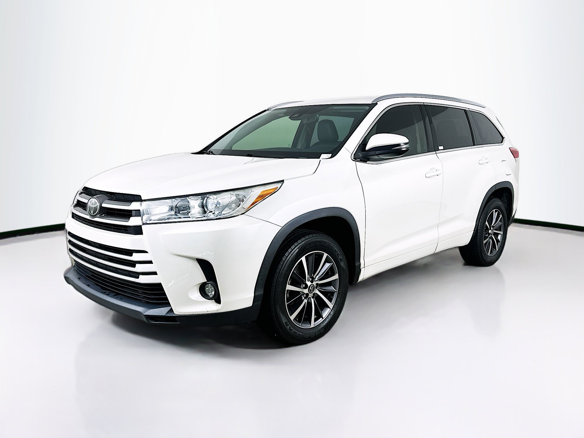Used 2018 Toyota Highlander XLE FWD image 3