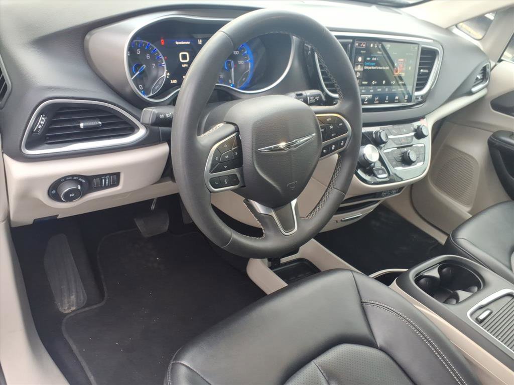 Used 2024 Chrysler Pacifica Touring-L image 8