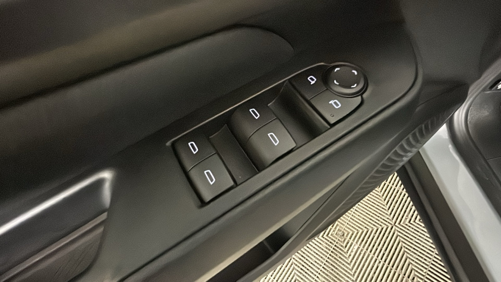 Used 2026 Chevrolet Equinox EV LT FWD image 12