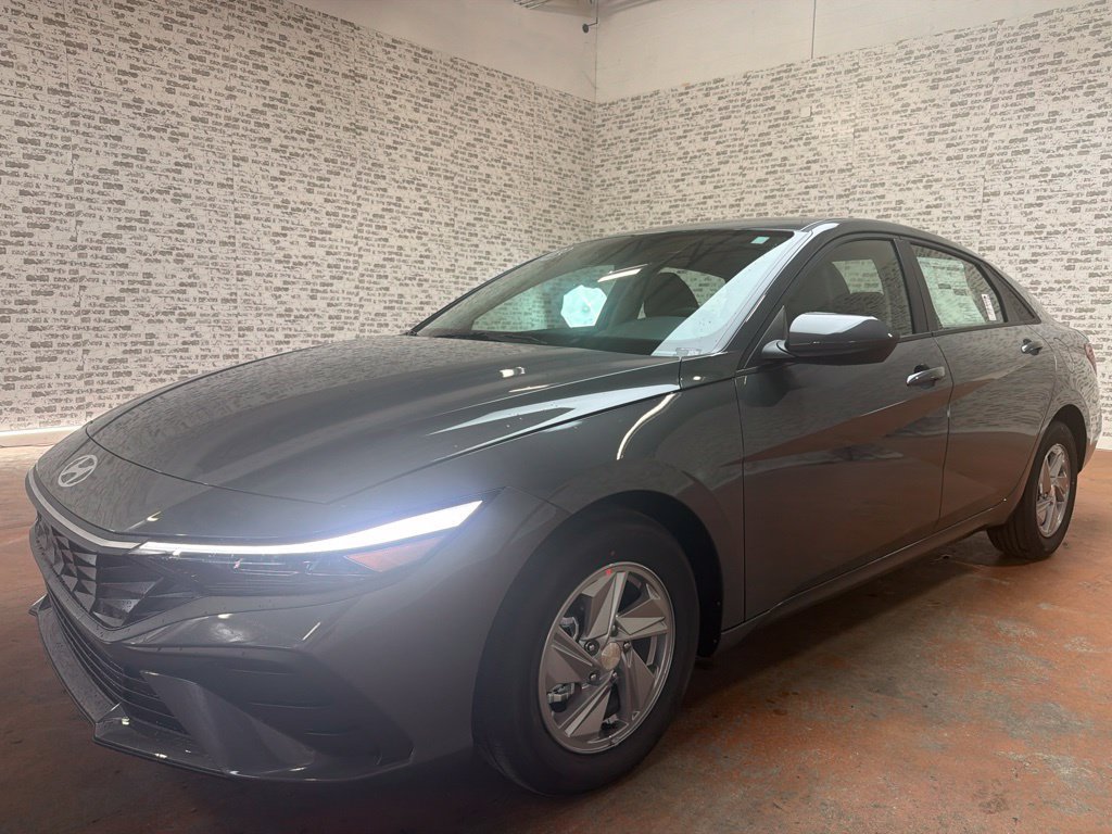 New 2026 Hyundai Elantra SE FWD image 3