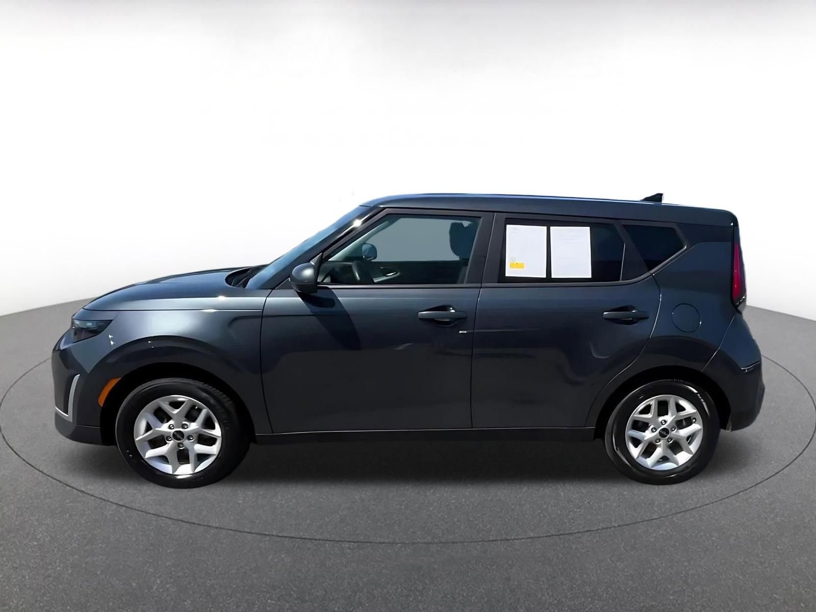 Used 2025 Kia Soul LX w/ LX Technology Package FWD image 8