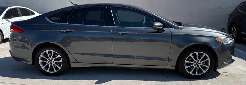 Used 2017 Ford Fusion SE FWD image 5