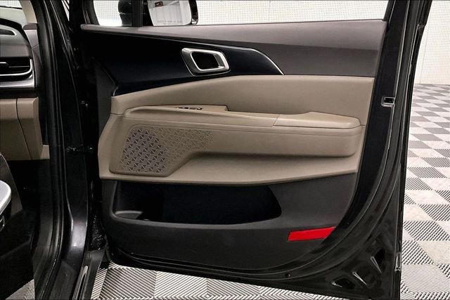 Used 2025 Kia Carnival FWD image 21