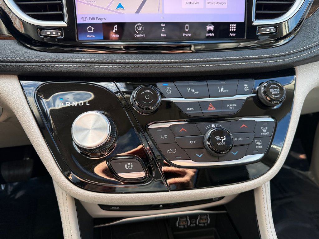 Used 2023 Chrysler Pacifica Limited w/ Uconnect Theater Family Group FWD image 28
