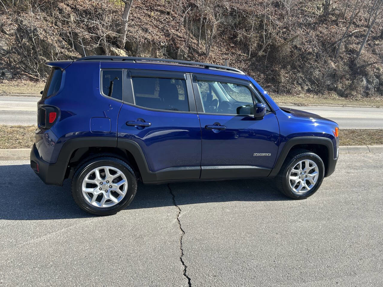 Used 2018 Jeep Renegade Latitude w/ Cold Weather Group AWD/4WD image 8