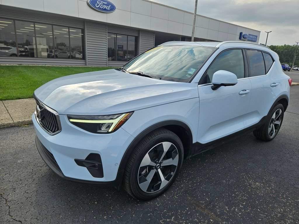 Used 2024 Volvo XC40 B5 Plus AWD/4WD image 2