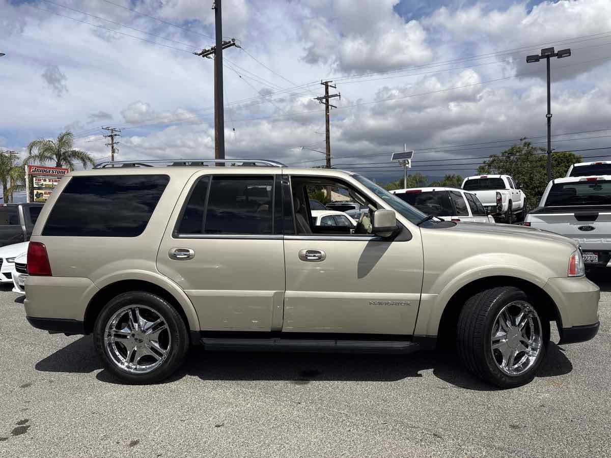 Used 2005 Lincoln Navigator Luxury RWD image 2