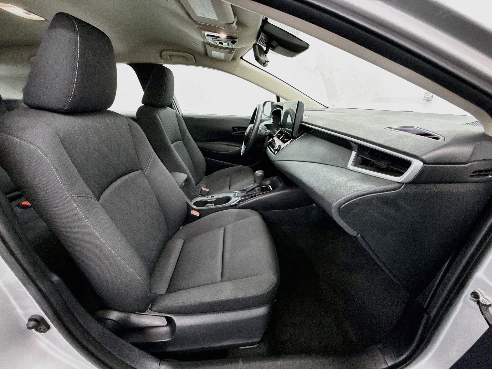 Used 2025 Toyota Corolla LE FWD image 30