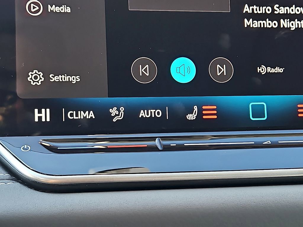 Certified 2025 Volkswagen Tiguan SE image 17