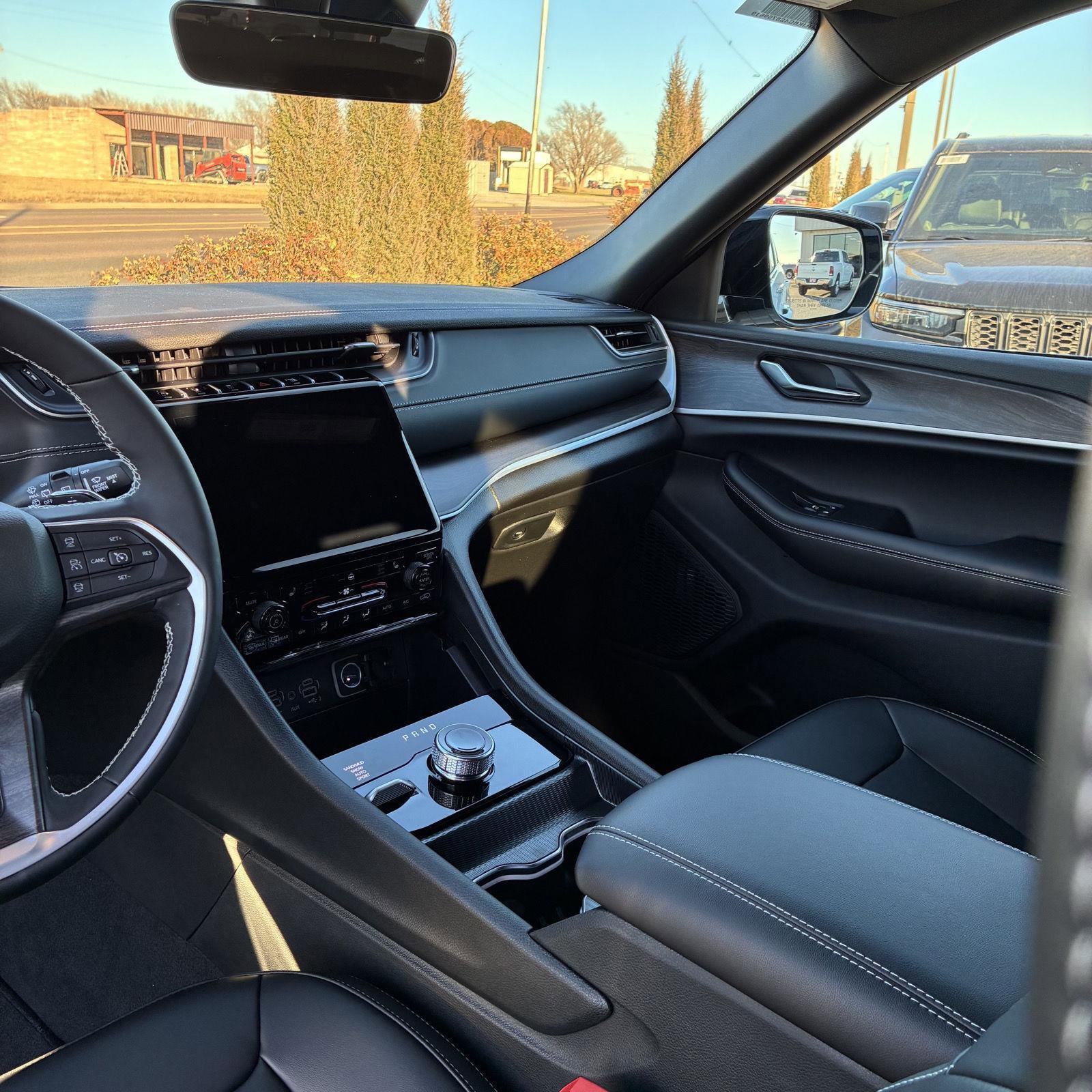 New 2025 Jeep Grand Cherokee L Limited w/ Black Appearance Package image 8