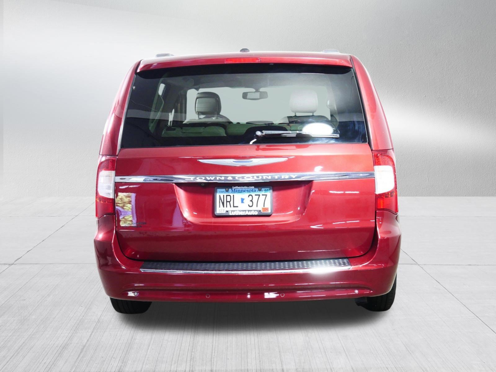 Used 2014 Chrysler Town & Country Touring-L w/ Driver Convenience Group FWD image 6