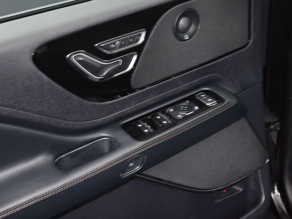 Certified 2025 Lincoln Aviator AWD w/ Jet Appearance Package image 9