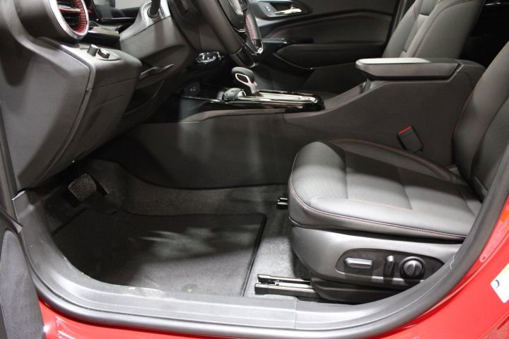 New 2026 Chevrolet Trax RS w/ Sunroof Package image 20