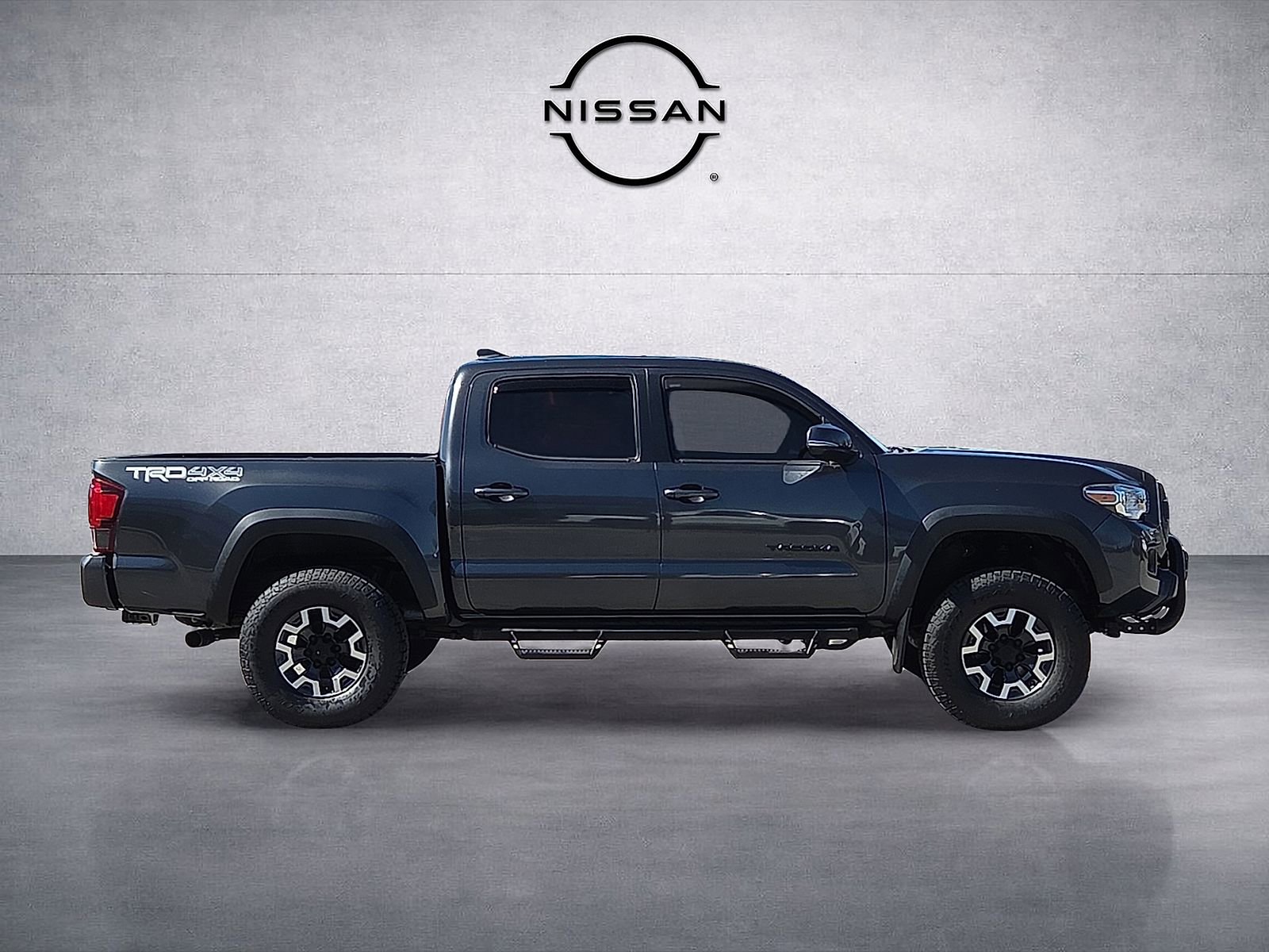 Used 2018 Toyota Tacoma TRD Off-Road w/ Technology Package image 6