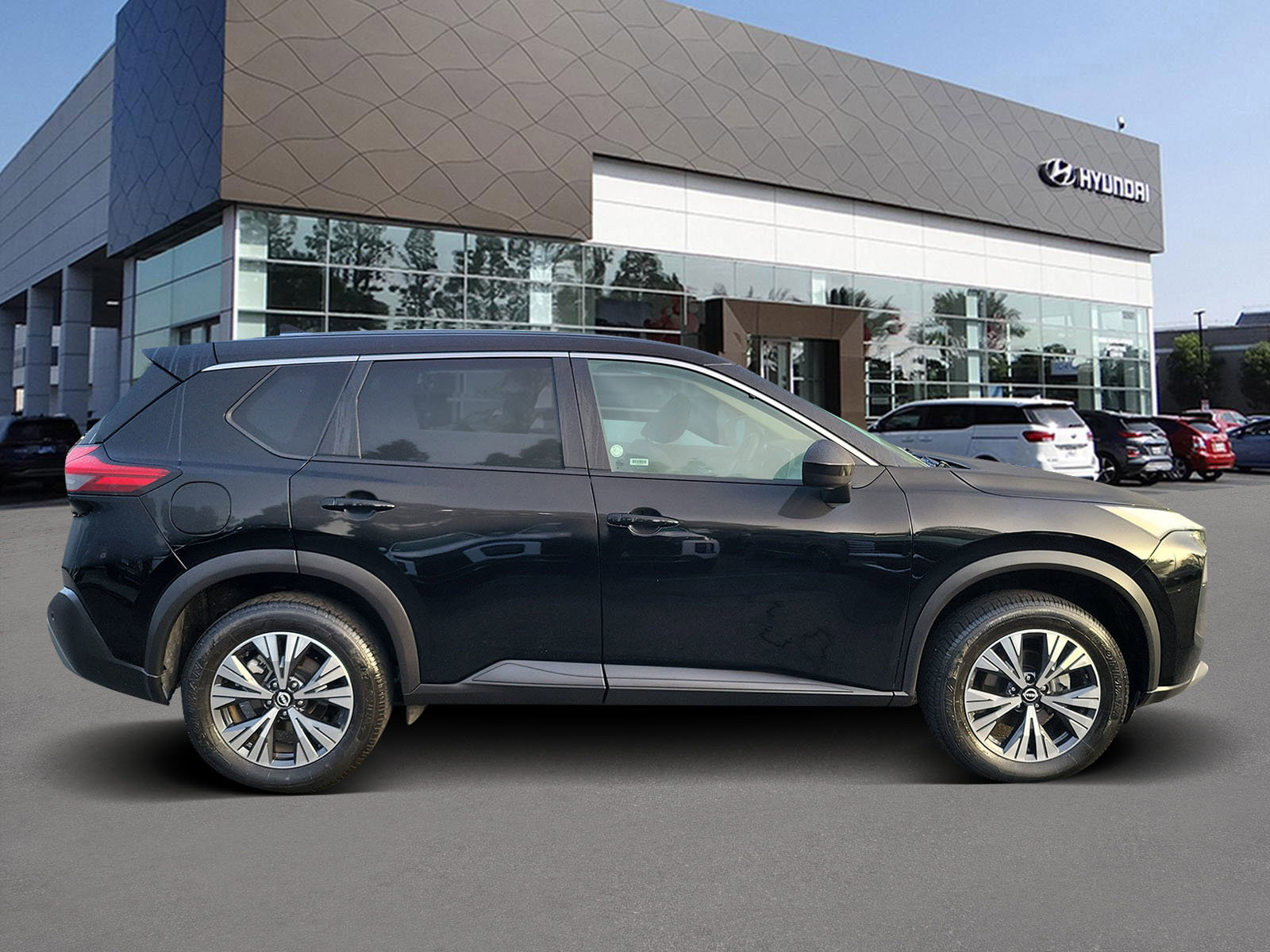 Used 2023 Nissan Rogue SV image 4