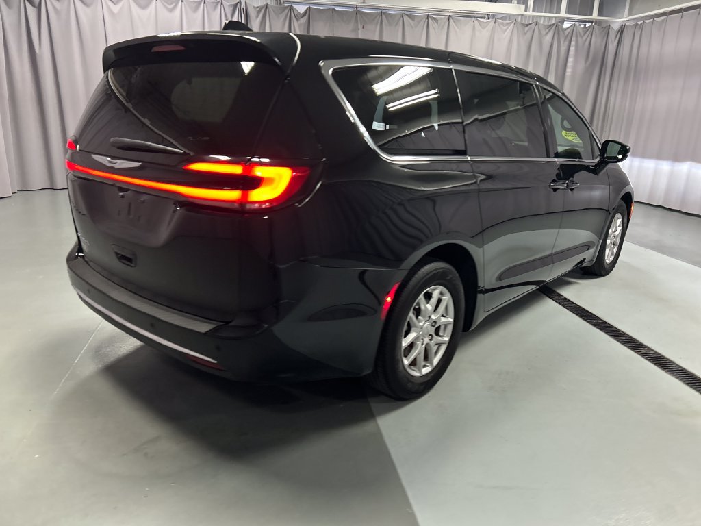 Used 2026 Chrysler Pacifica Select FWD image 7