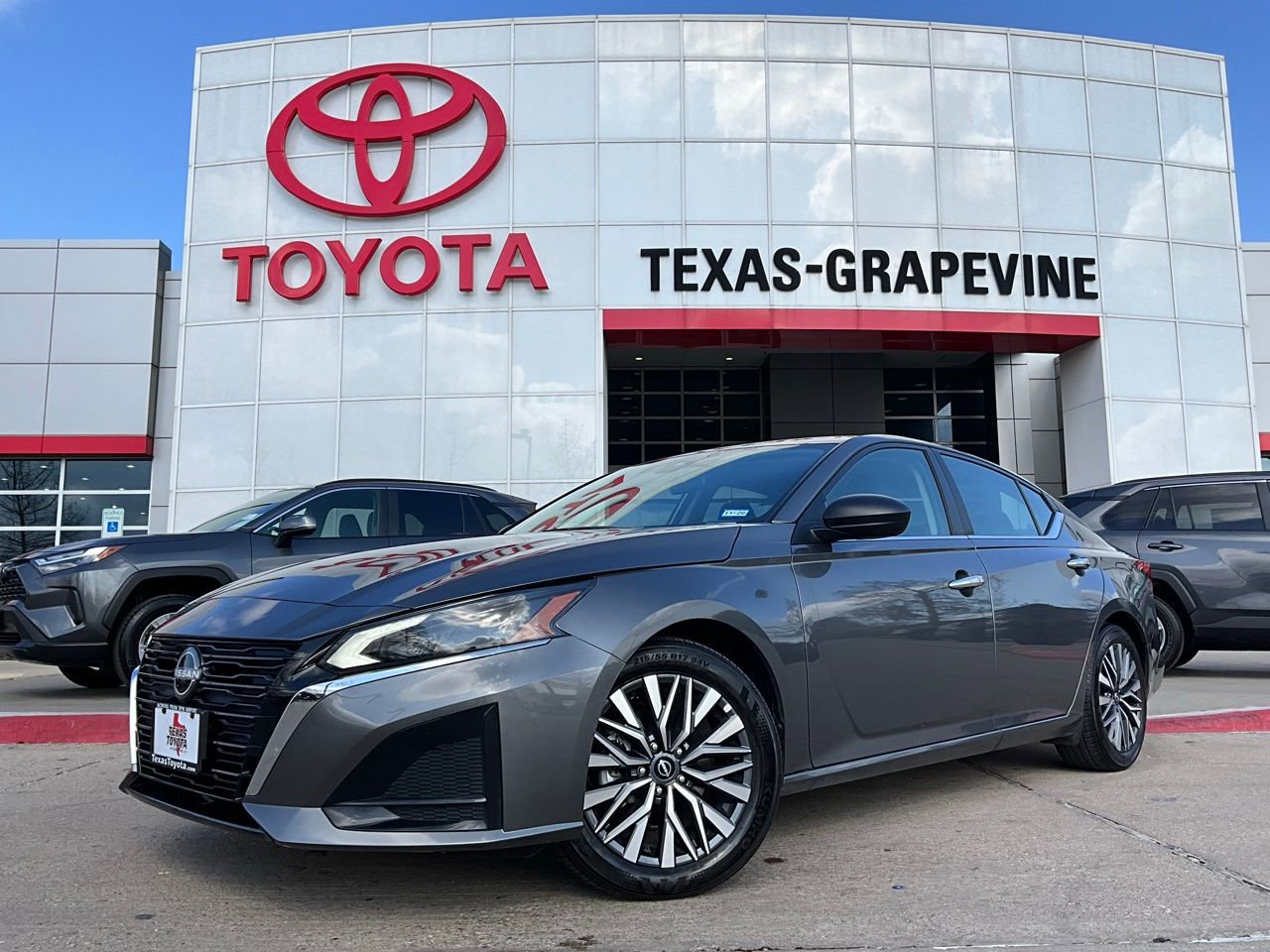 Used 2025 Nissan Altima 2.5 SV image 2