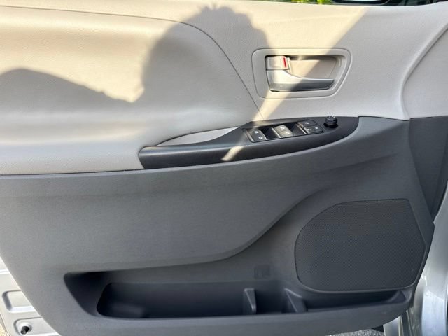 Used 2015 Toyota Sienna LE FWD image 16