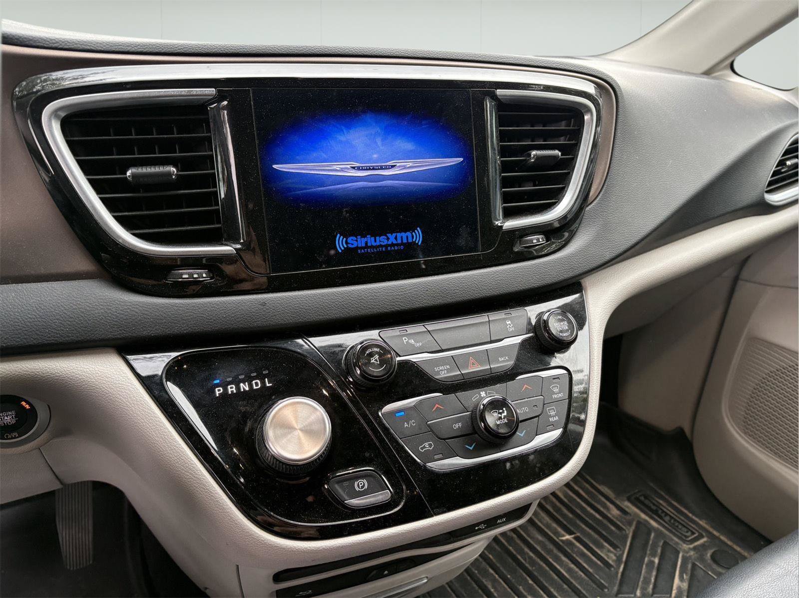 Used 2017 Chrysler Pacifica Touring-L Plus w/ Tire & Wheel Group FWD image 9