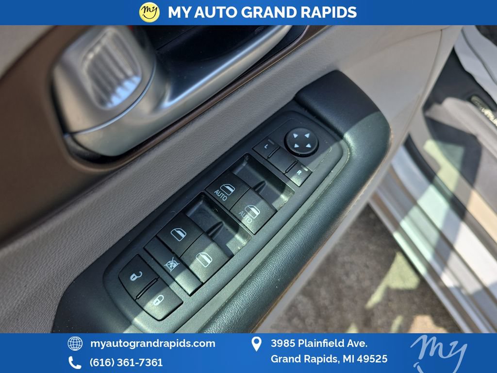 Used 2017 Chrysler Pacifica Touring FWD image 11