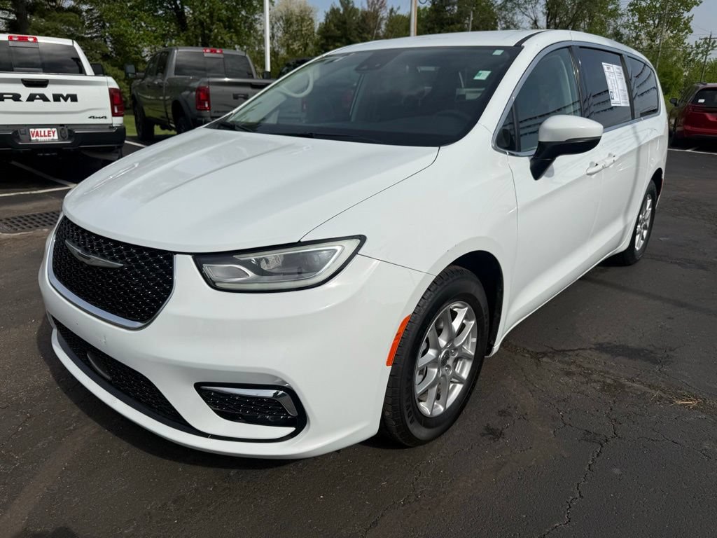 Used 2023 Chrysler Pacifica Touring-L FWD image 8