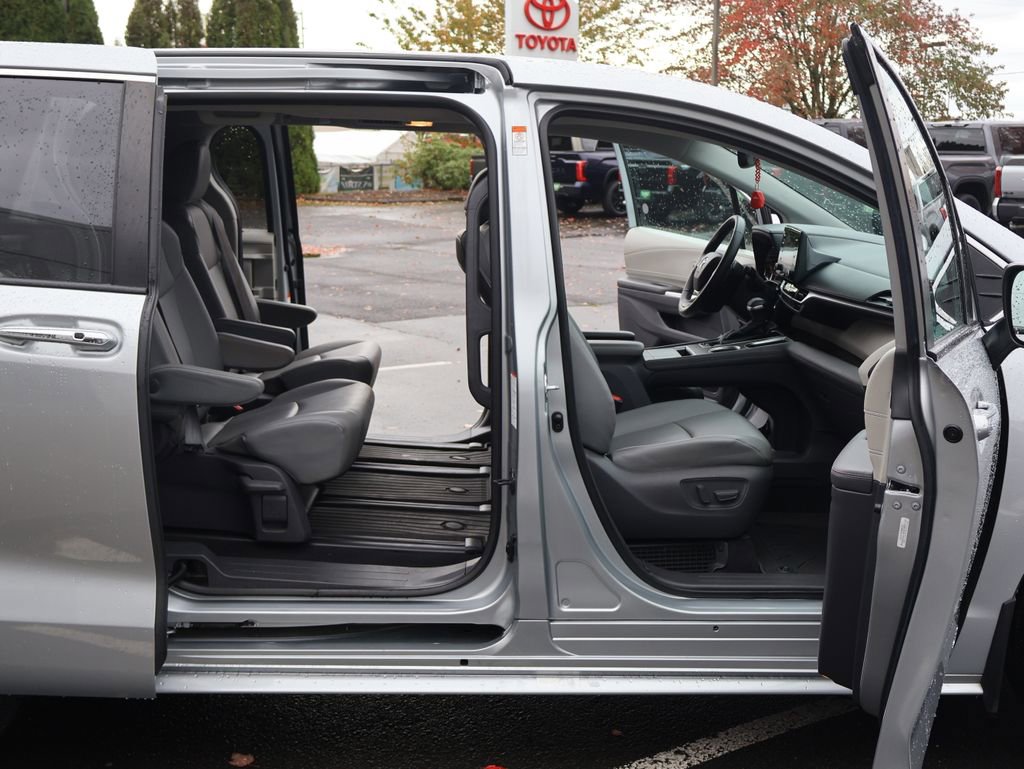 Used 2021 Toyota Sienna XLE image 30