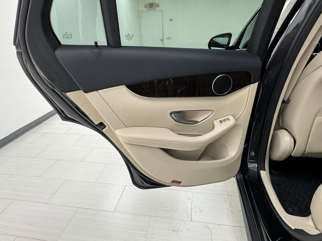 Used 2022 Mercedes-Benz GLC 300 4MATIC image 11