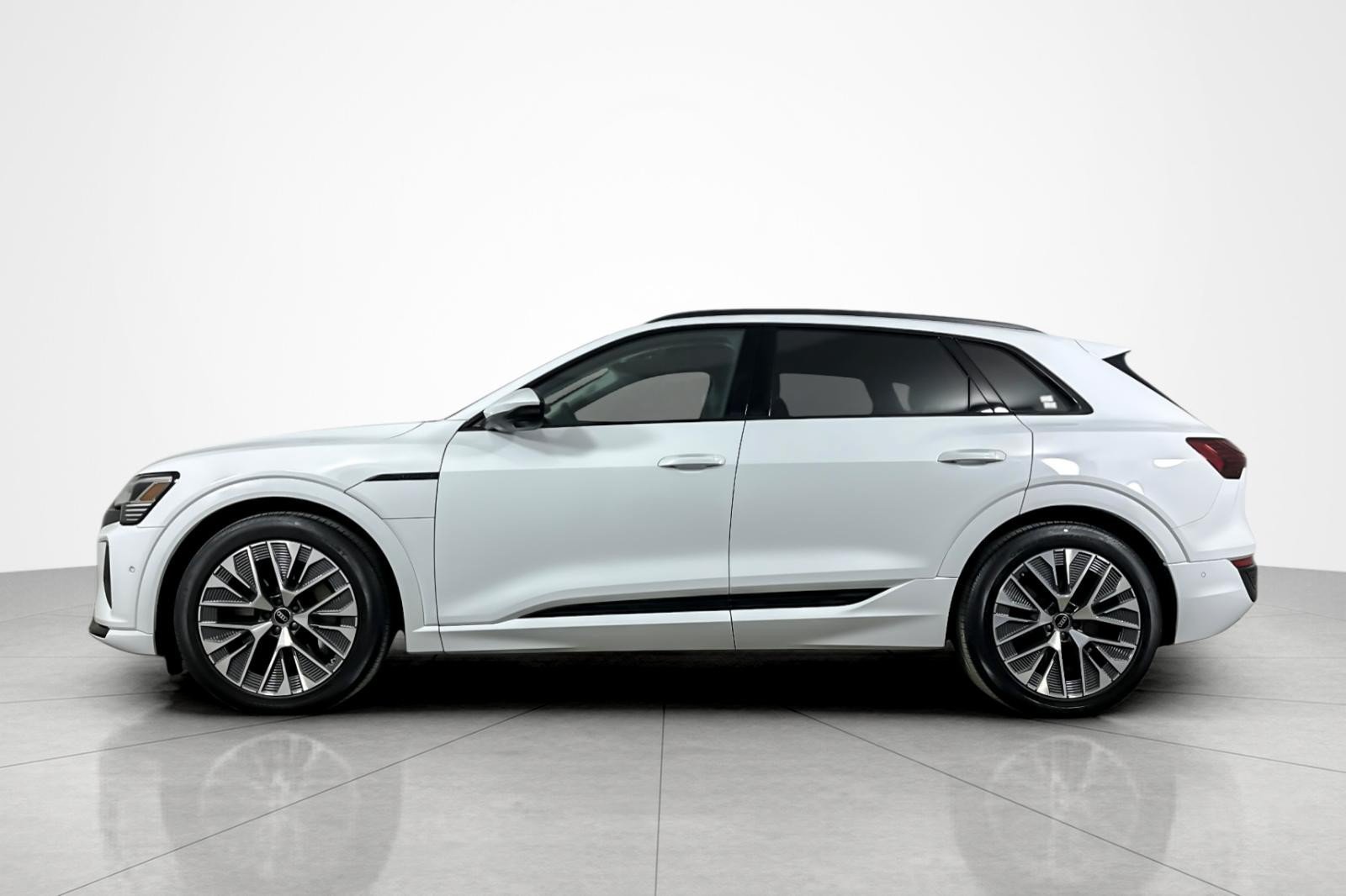 Used 2024 Audi Q8 e-tron Prestige AWD/4WD video 2