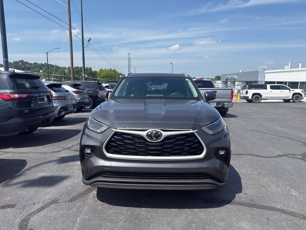 Used 2022 Toyota Highlander XLE AWD/4WD image 3