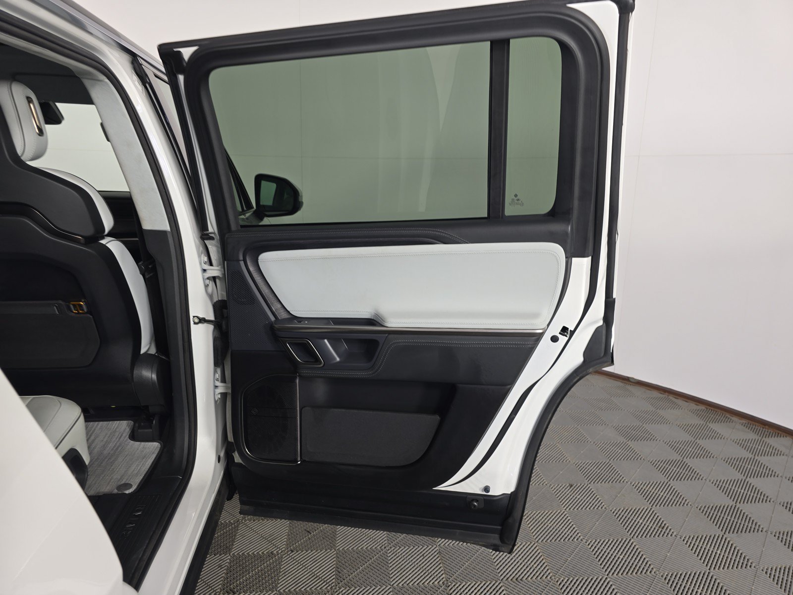 Used 2024 Rivian R1S Adventure AWD/4WD image 19
