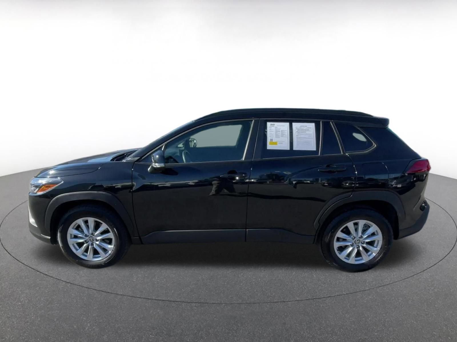 Used 2025 Toyota Corolla Cross LE image 9