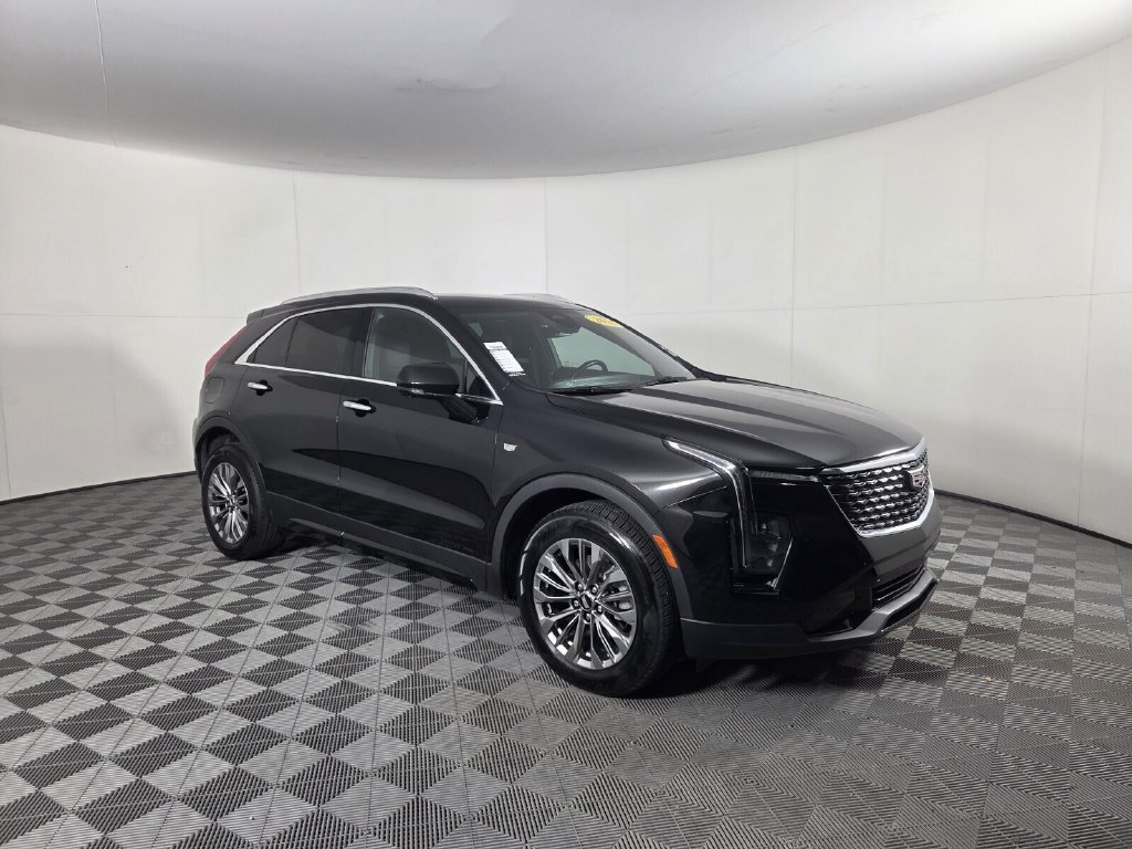 Used 2025 Cadillac XT4 Premium Luxury FWD image 2