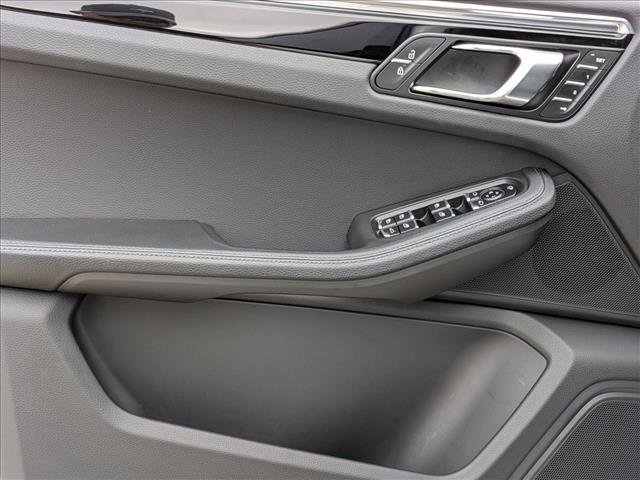 Certified 2025 Porsche Macan image 13